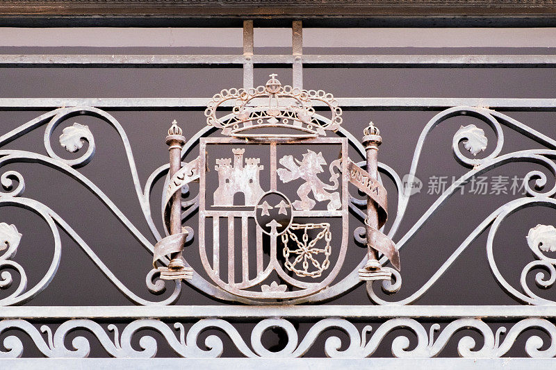 西班牙王国的盾牌，在金属栅栏上，座右铭是Plus Ultra，拉丁语“超越”。